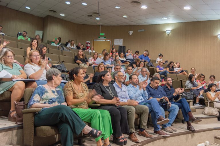 20-02 Entrega de diplomas - Hacer Escuela (10)