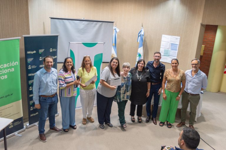 20-02 Entrega de diplomas - Hacer Escuela (17)