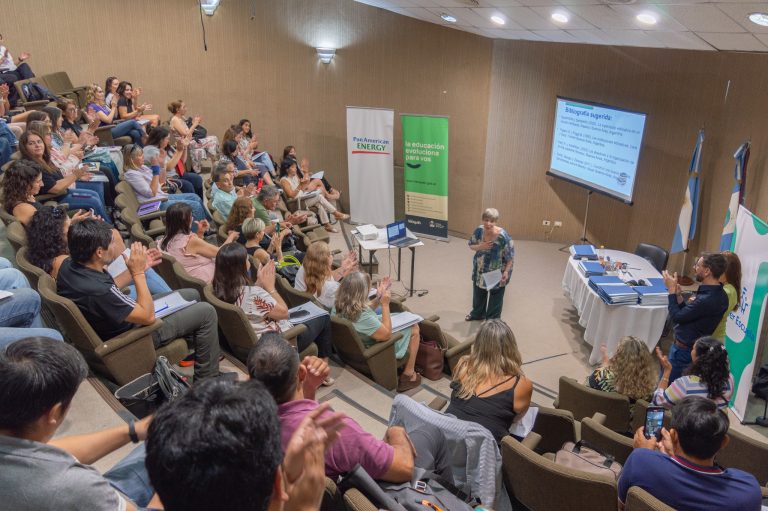 20-02 Entrega de diplomas - Hacer Escuela (7)