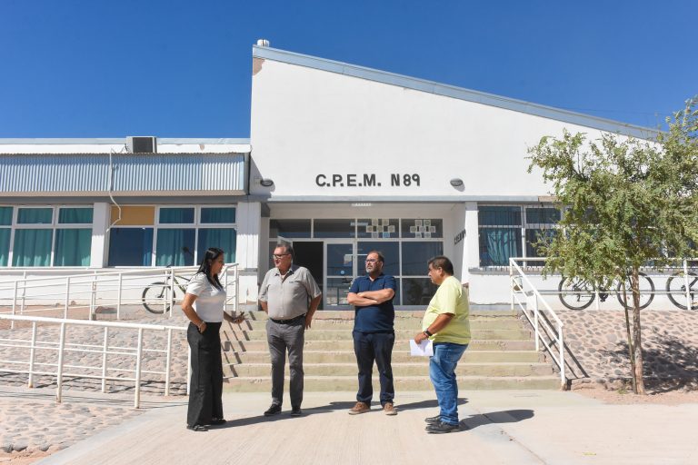R.Vaca Muerta _ Rincon_ Recorrida x escuelas - CPEM N° 89 _ Glenda Temi - Alberto Inbert - Policani (11)