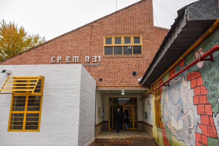 Chañar- R.V.Muerta- autoridades del CPE y Min. Educ. Recorren avances de obra drel CPEM N° 31 (2)