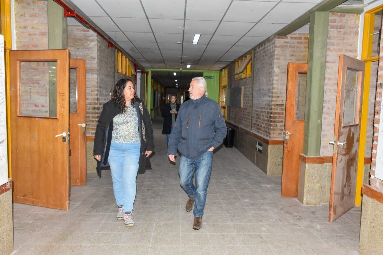 Chañar- R.V.Muerta- autoridades del CPE y Min. Educ. Recorren avances de obra drel CPEM N° 31 (3)