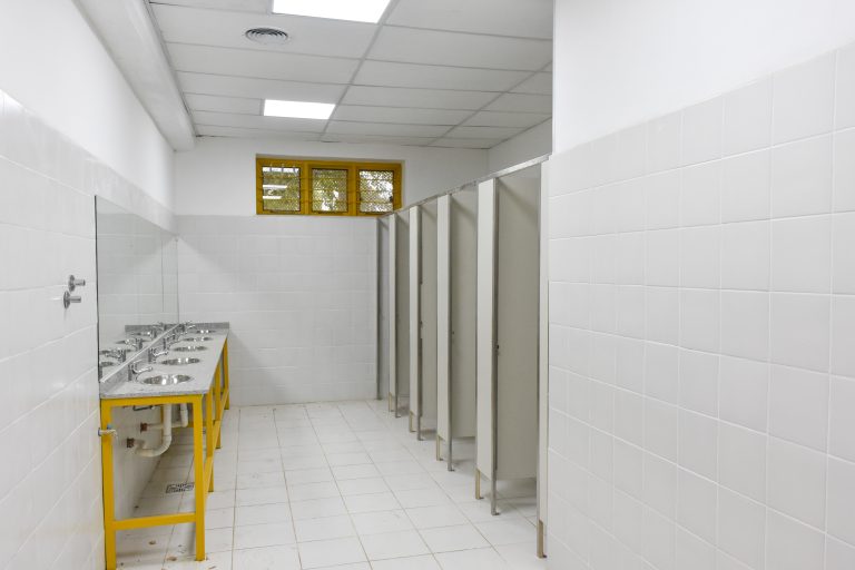 Chañar- R.V.Muerta- autoridades del CPE y Min. Educ. Recorren avances de obra drel CPEM N° 31 (4)