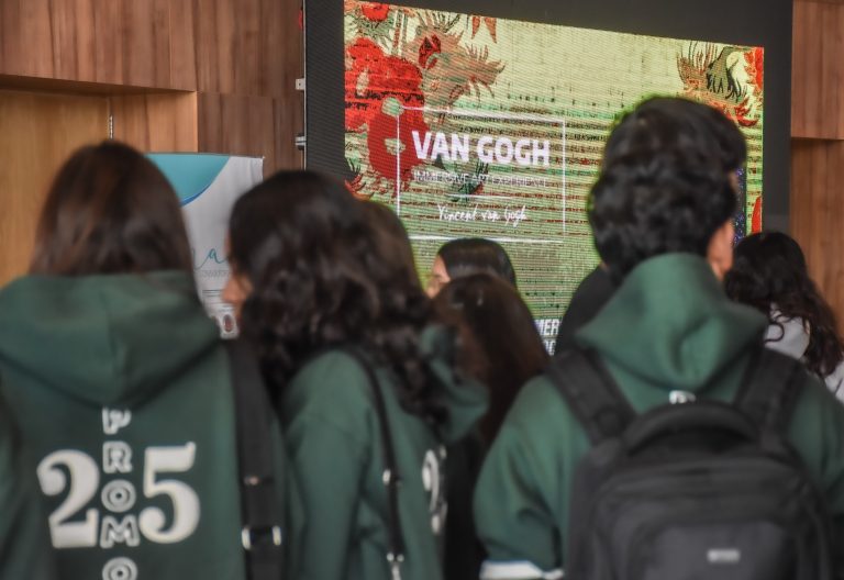 Nqn-Estudiantes Secundarios y docentes del CPEM N° 25 y otras escuelas visitan la la muestra inmersiva de VanGogh