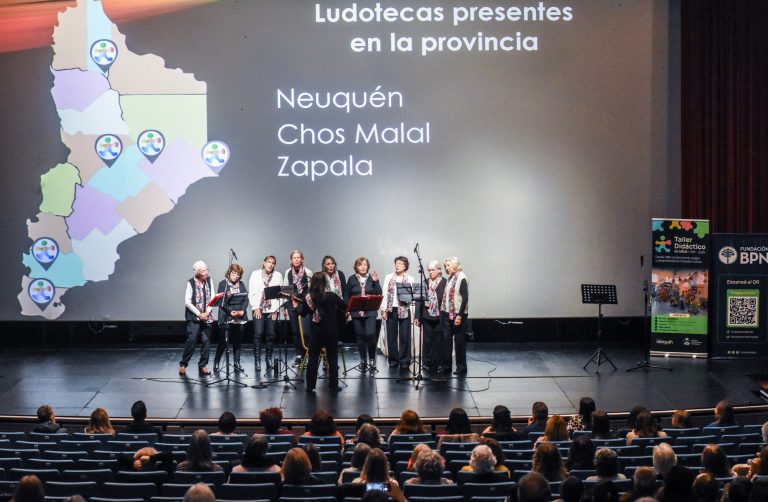 19-05 NQN_ Cine teatro Español _ Festejo 40 años Taller Didactico _ Proyeccion de Cortometraje de RTN (7)