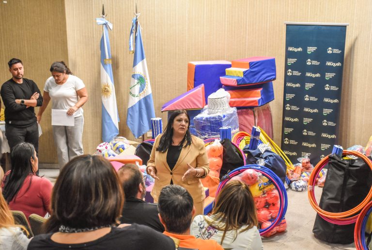 9-05- NQN - CPE- Entrega de los primeros kits deportivos para la confluencia y provincia (11)