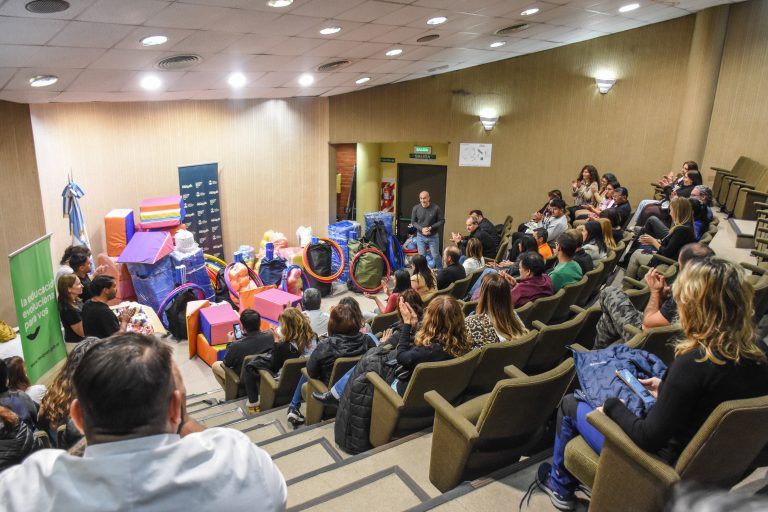 9-05- NQN - CPE- Entrega de los primeros kits deportivos para la confluencia y provincia (4)