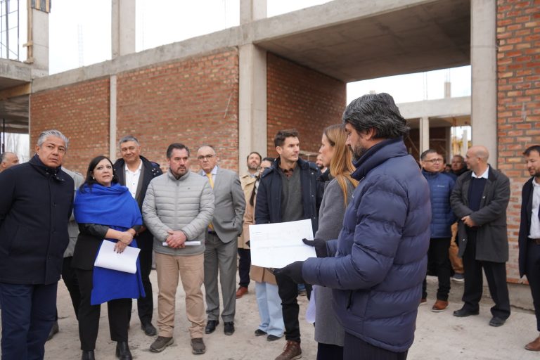 12-06- Recorrida EPET N ° 25 Sole Martinez , Gob. Rolo - Tania ydemas autoridades (20)