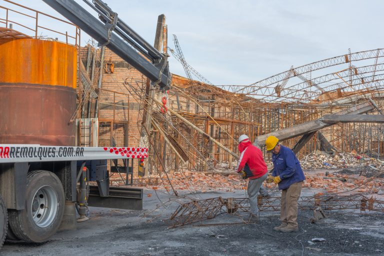 Buen ritmo de trabajo en la demolición del galpón lindante a la primaria 207