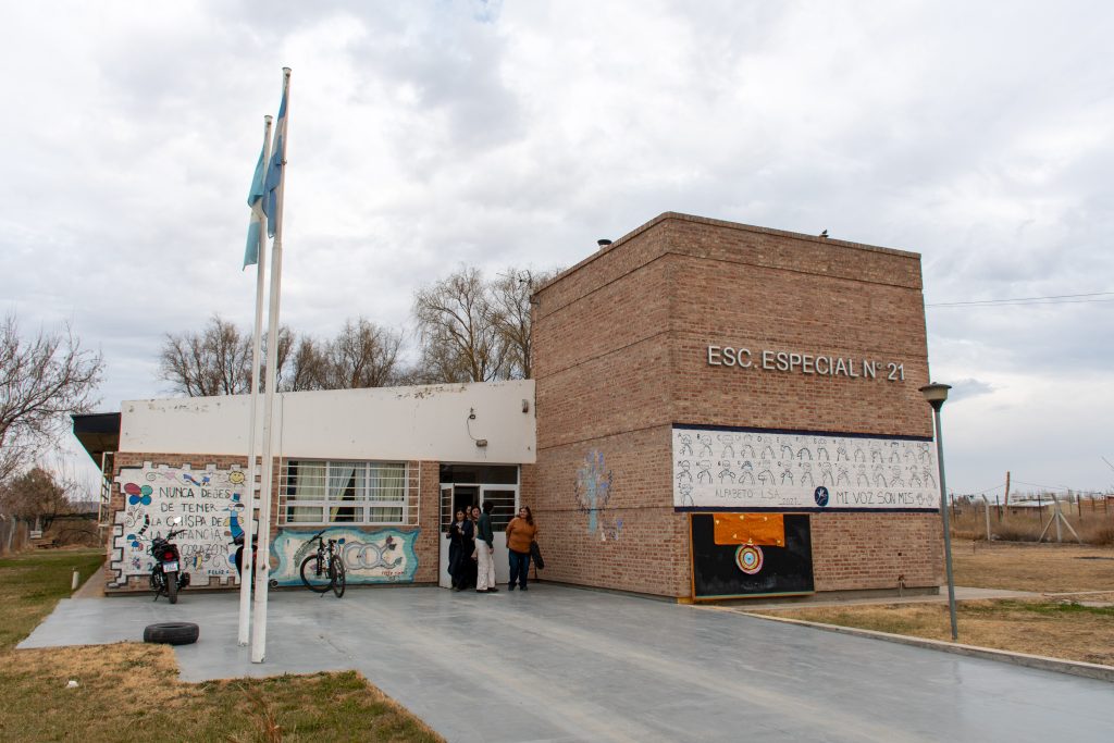 24-07 Senillosa _ Min. Sole Martinez se reune con Com. Educ. de Esc. Especial N° 21 (1)