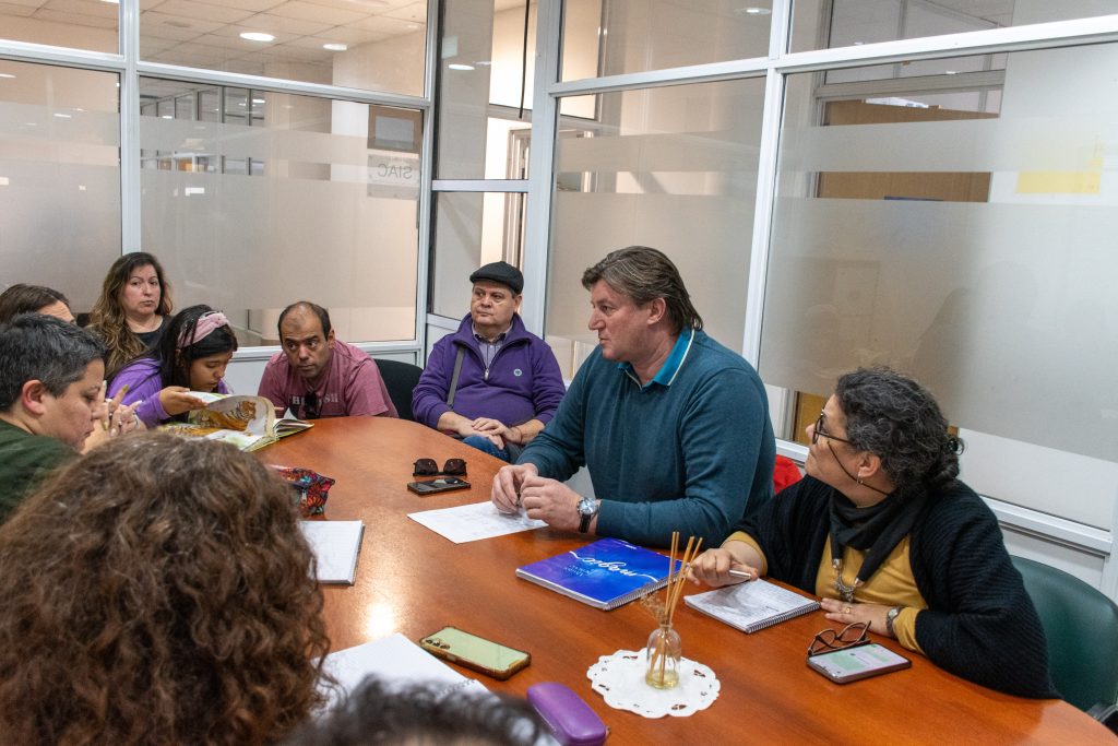 29-07- Autoridades del CPE y Mant. escolar del min. - Lamperti Saborido - Se reunen con com. educ. de la esc. especial N° 22 (12)