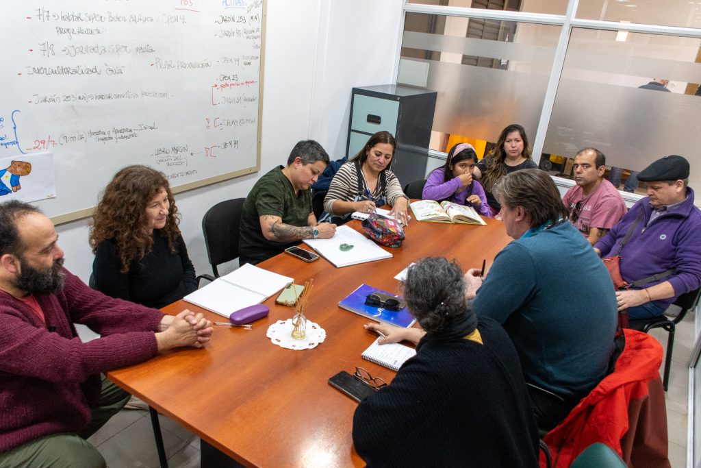 29-07- Autoridades del CPE y Mant. escolar del min. - Lamperti Saborido - Se reunen con com. educ. de la esc. especial N° 22 (14)