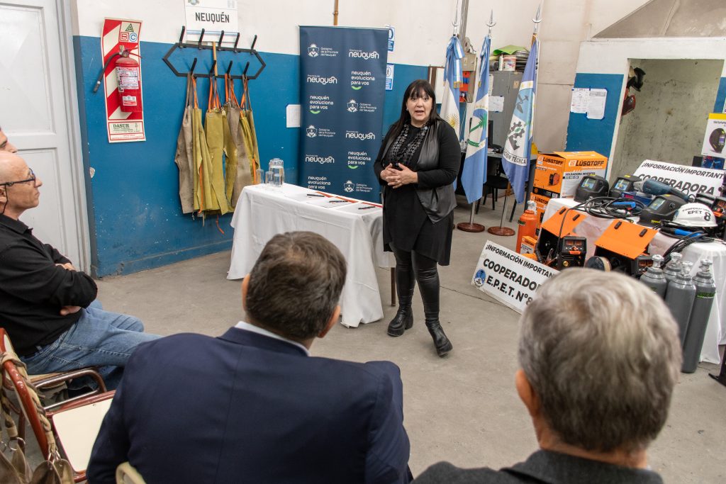 28-08 _ NQN_ EPET N° 8 entrega de herramientas para talleres (12)