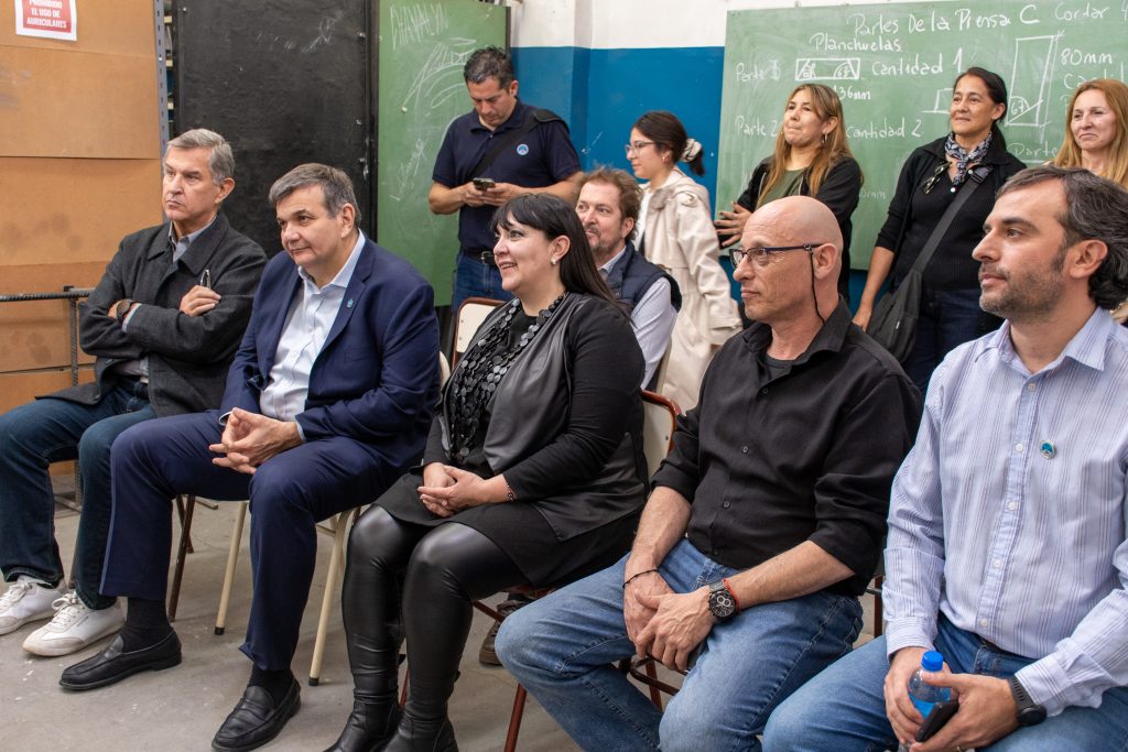 A 28-08 _ NQN_ EPET N° 8 entrega de herramientas para talleres (10)