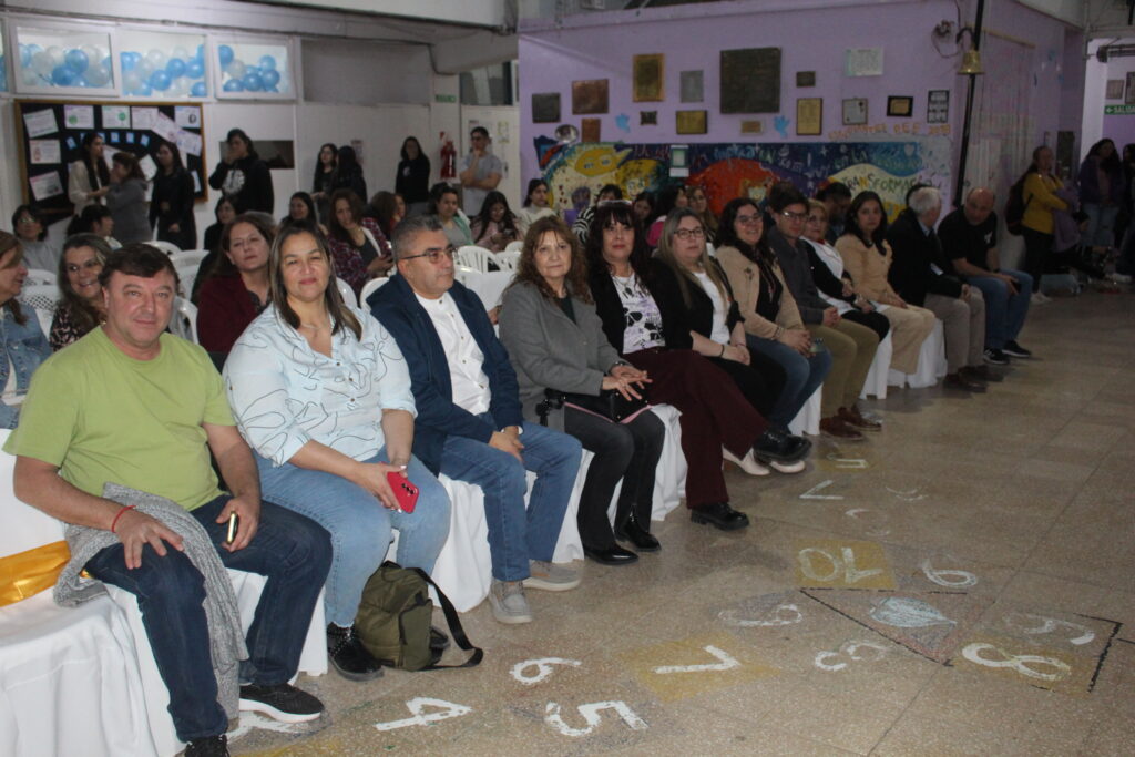 aniversario FM El Zorzal Zapala - directora nivel superior (11)