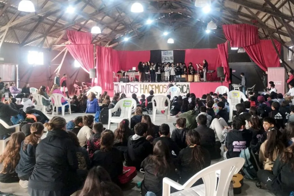 Niñas y niños se encuentran para compartir sus aprendizajes musicales