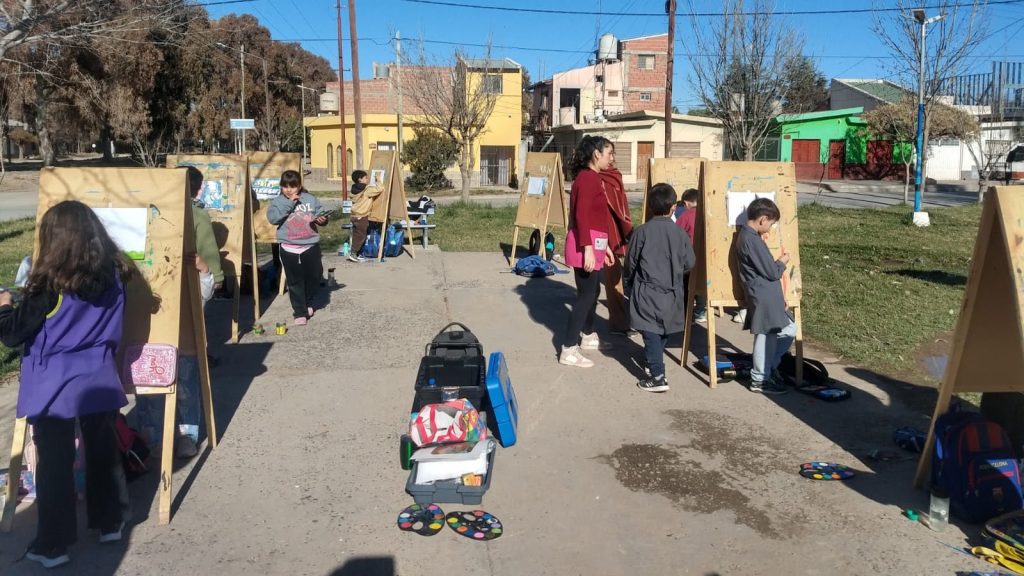 La Escuela 229 recorre Centenario con su propuesta de pintura al aire libre