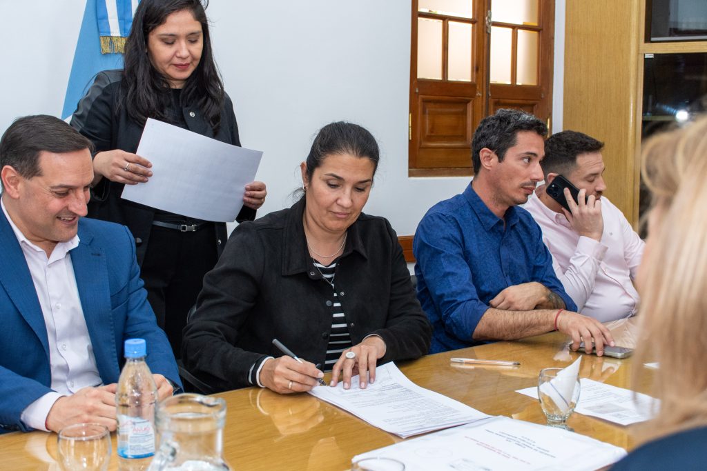 09-09- Gob- Apertura sobres para la Construccion de nuevo Jardin en Añelo (1)