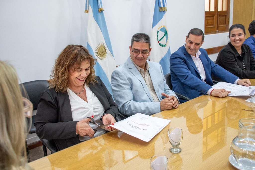 09-09- Gob- Apertura sobres para la Construccion de nuevo Jardin en Añelo (14)