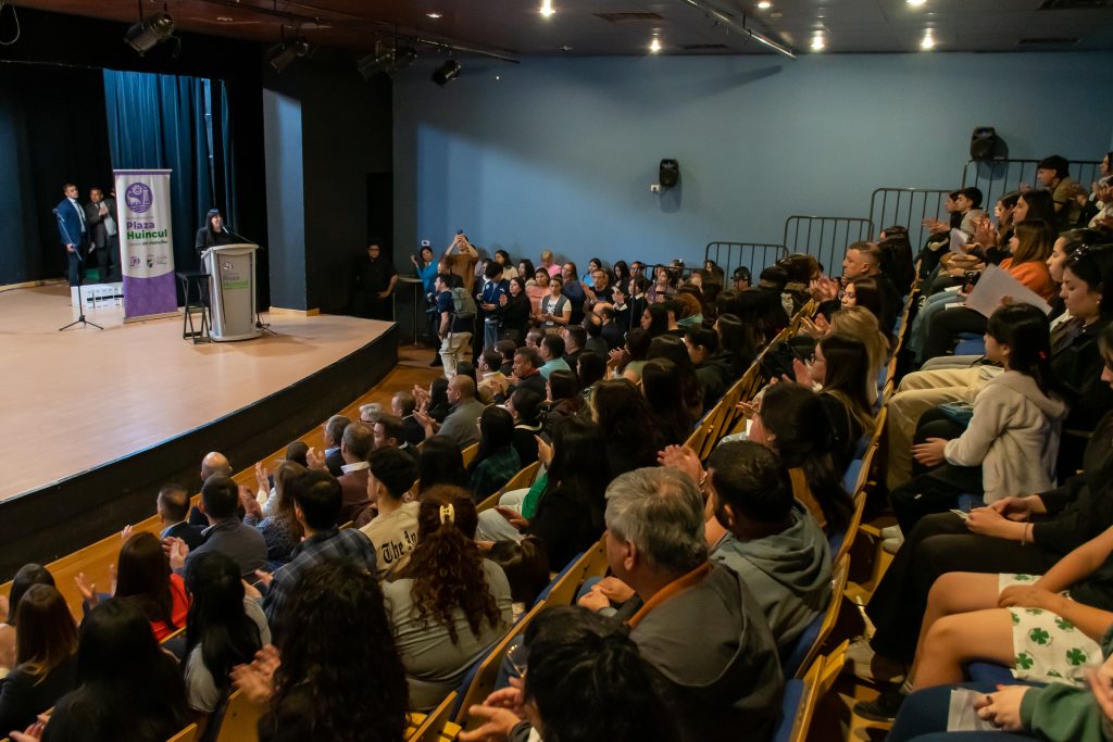 17-09 - Plaza Huincul- Entrega de notebook aestudiantes (10)