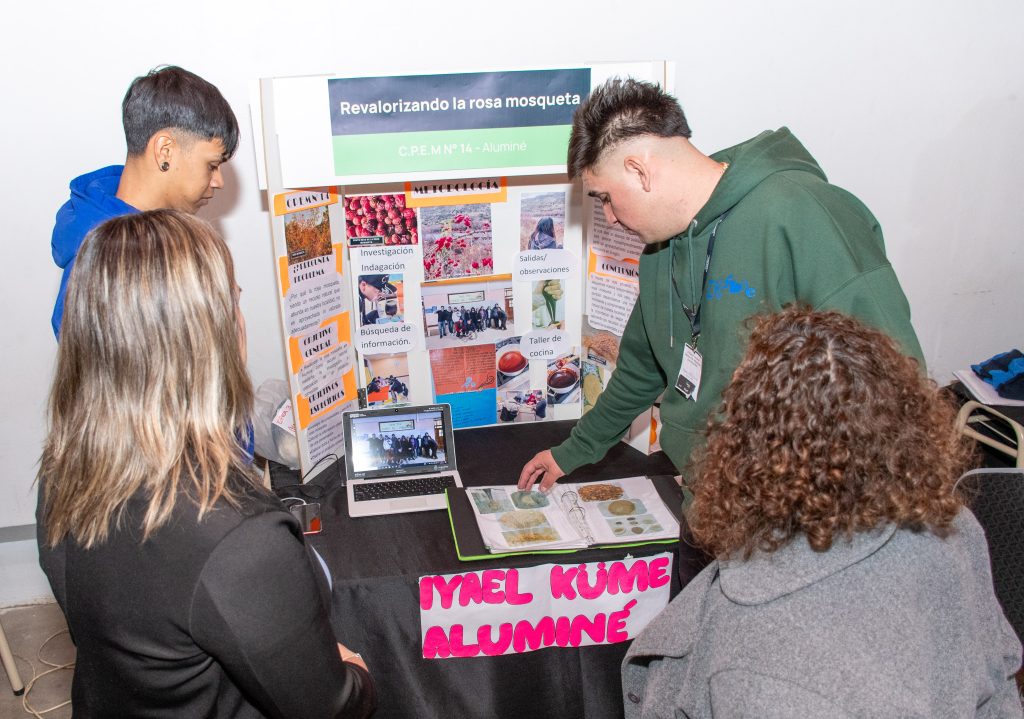 Feria ciencias 25Revalorizando la Rosa Mosqueta del CPEM N° 14 de Aluminé (2)
