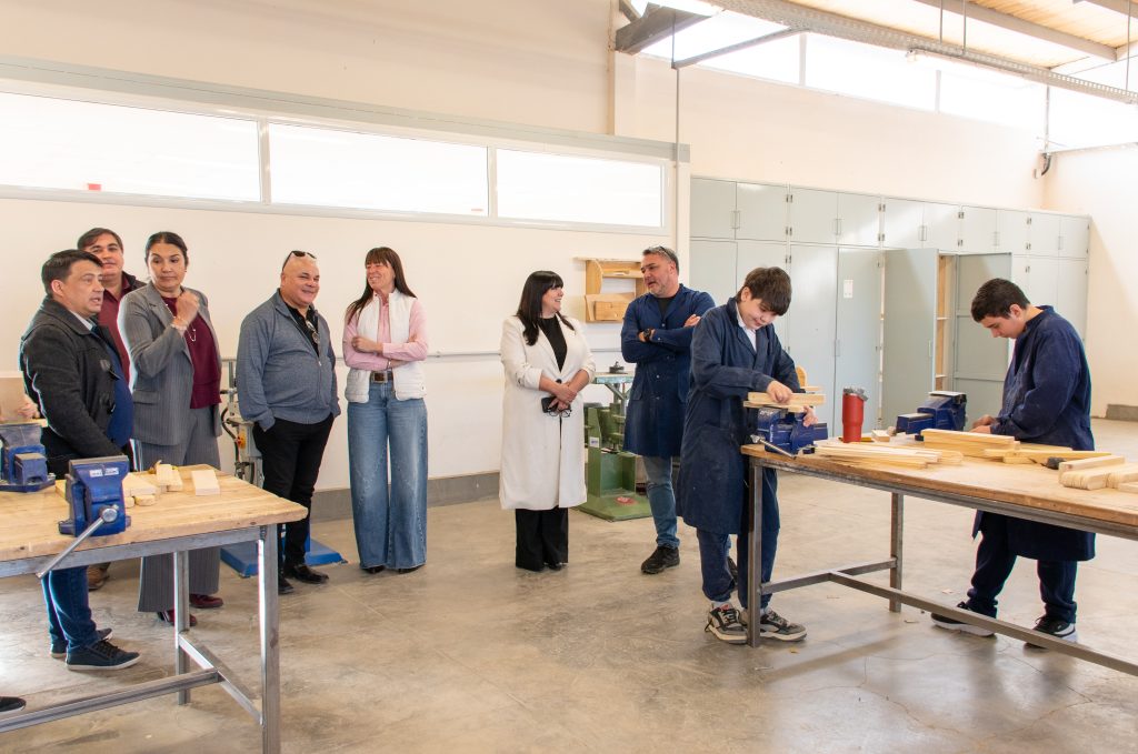 NQN _ Min. Sole Martinez Recorre con Min. Julieta Corrosa _ inst. Esc.EPET N° 20 (6)