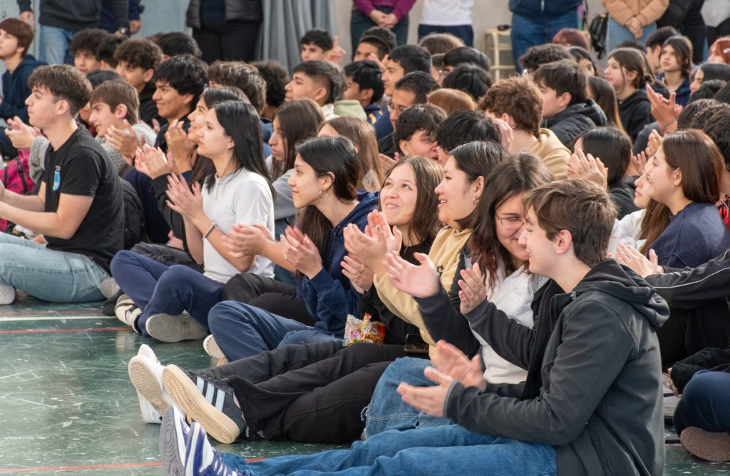 NQN _ Min. Sole Martinez con equipo de modernizacion entrega regalo sorpresa viaje a Panama a esctudiantes EPET N° 20 (52)