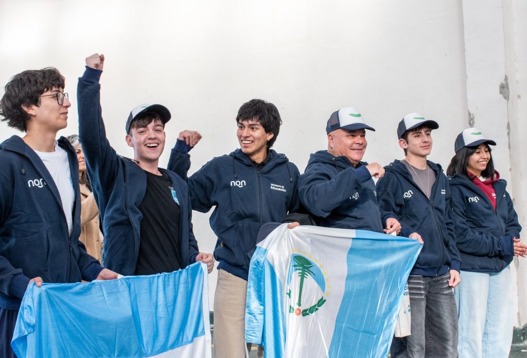 NQN _ Min. Sole Martinez con equipo de modernizacion entrega regalo sorpresa viaje a Panama a esctudiantes EPET N° 20 (62)