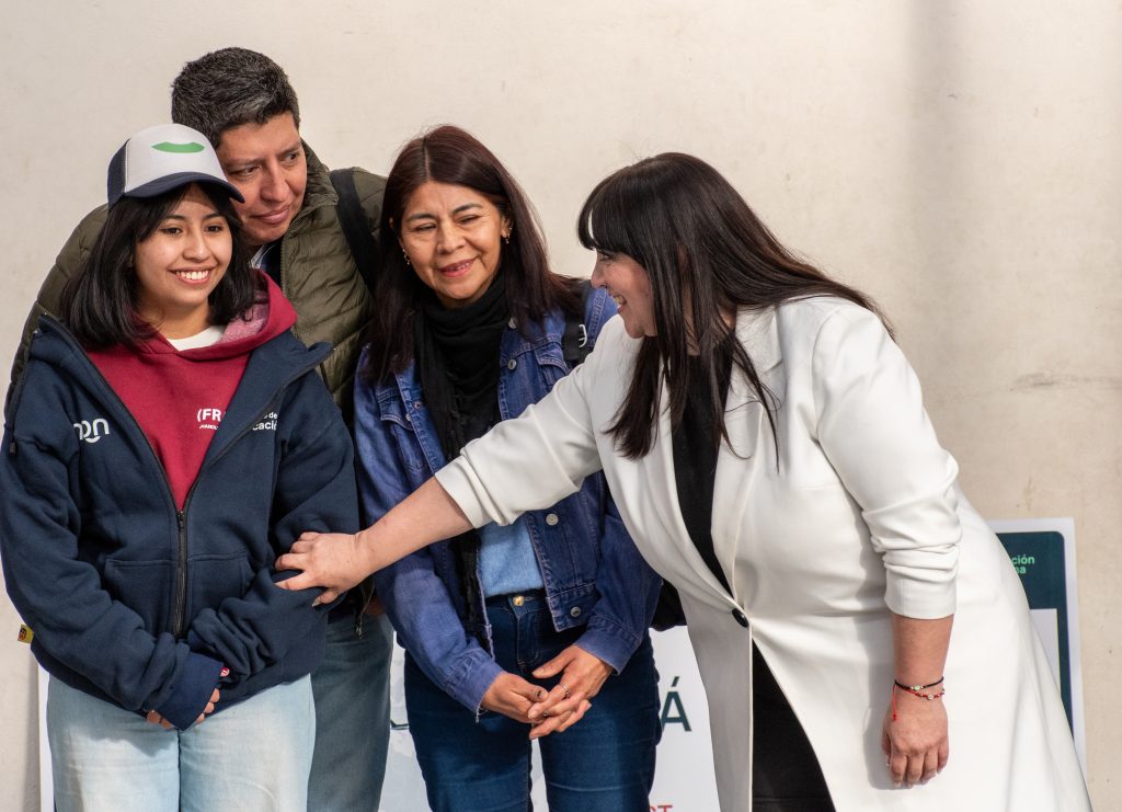 NQN _ Min. Sole Martinez con equipo de modernizacion entrega regalo sorpresa viaje a Panama a esctudiantes EPET N° 20 (70)