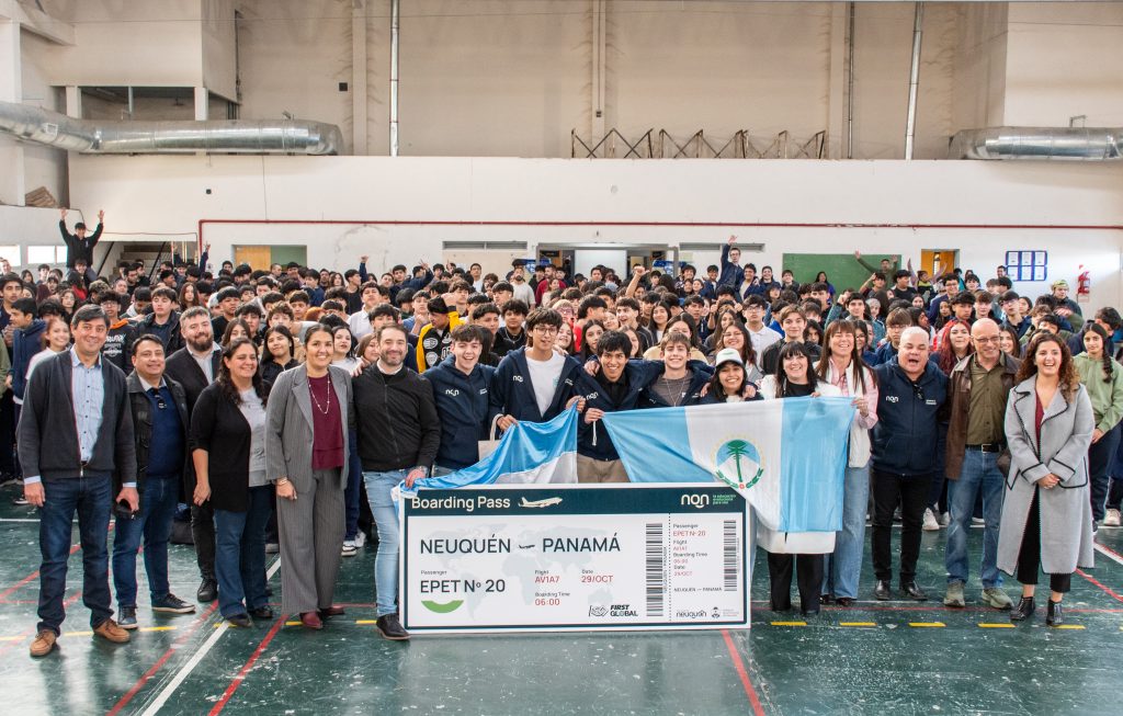 NQN _ Min. Sole Martinez con equipo de modernizacion entrega regalo sorpresa viaje a Panama a esctudiantes EPET N° 20 (75)