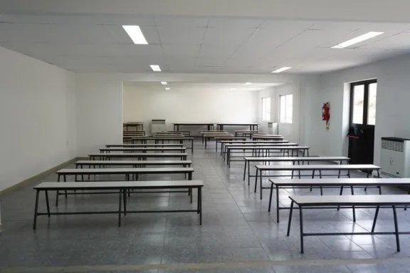 Estudiantes de Costa del Malleo disfrutan de una escuela renovada