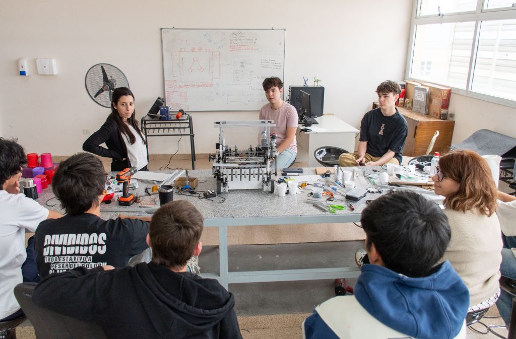 NQN _ Robot EDUCABOT Diseñado x estudiantes EPET N° 20 (3)