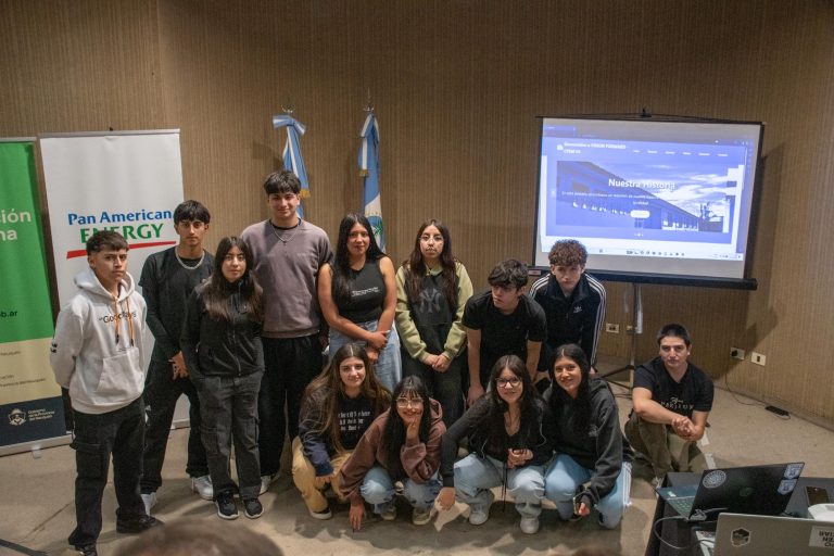 07-11- NQN - CPE_ Fullcoders25 _ estudiantes de lCPEM N° 94 de Varvarco presentan su proy de web (1)