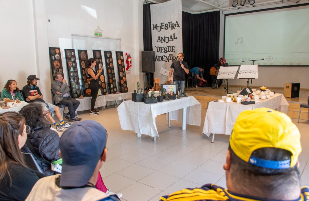 13-11- NQN- Sala Fernandez Rego_ Muestra Anual de Aerea EsteticoExpresiva _Hugo_ Educ. Privados de la Libertad (2)