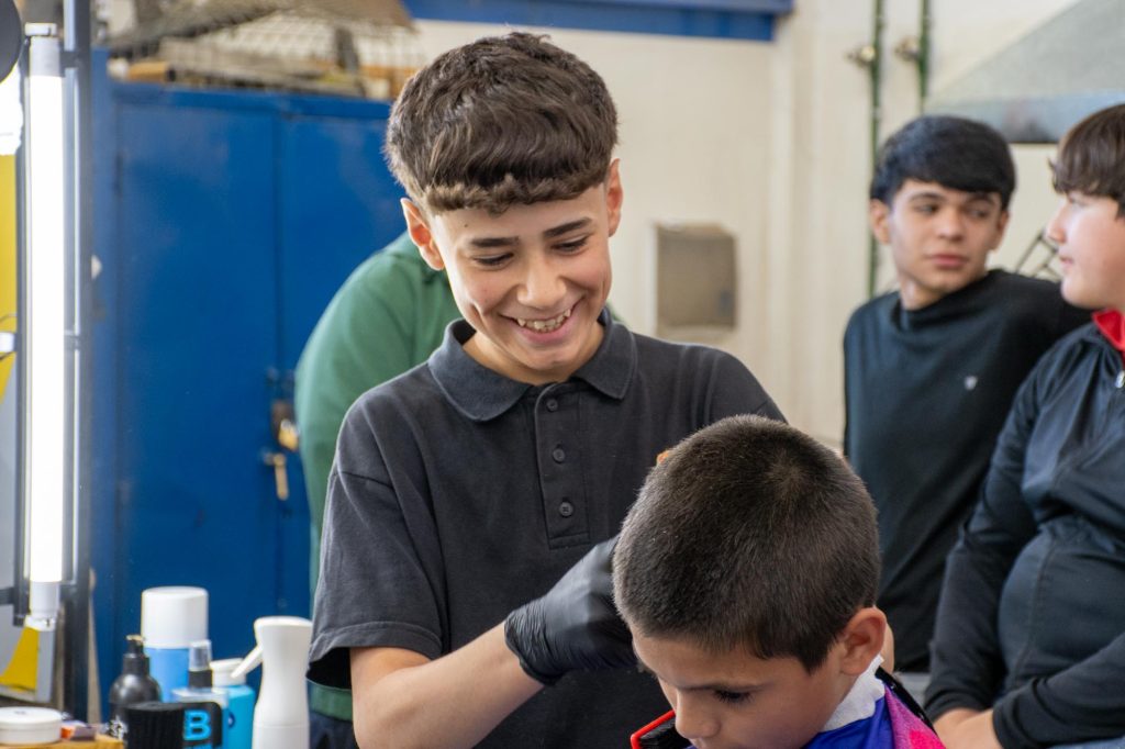 14-11- EXPO TECNICA_ EPET N ° 10 proyecto barbería (11)