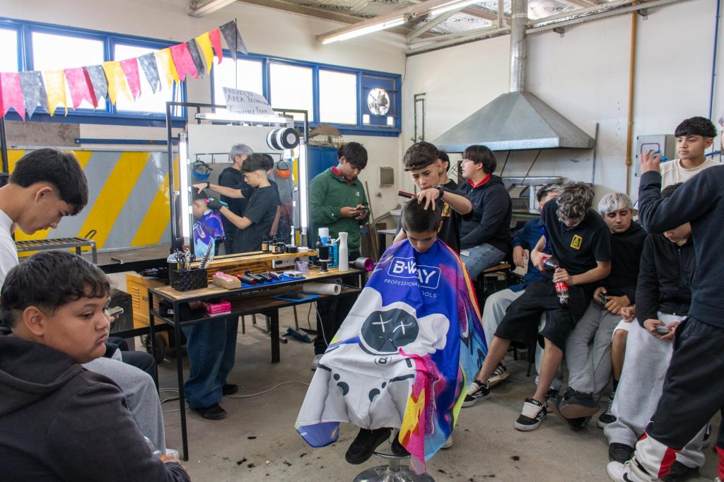 14-11- EXPO TECNICA_ EPET N ° 10 proyecto barbería (12)