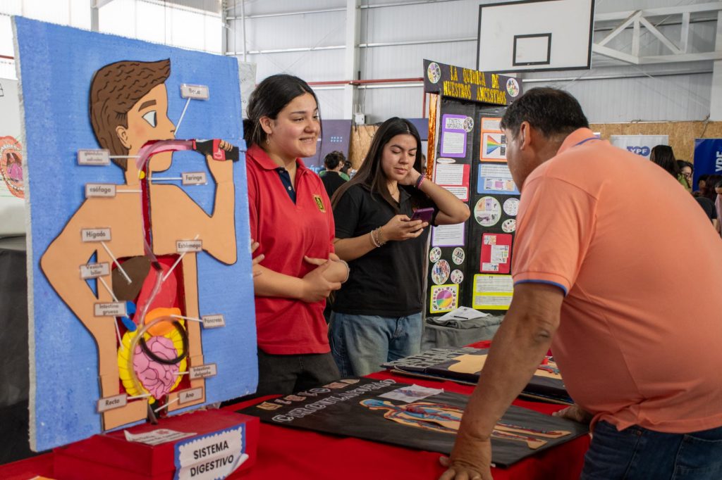 14-11- Pza. Huincul _ EXPO TECNICA_ EPET N ° 10 (34)