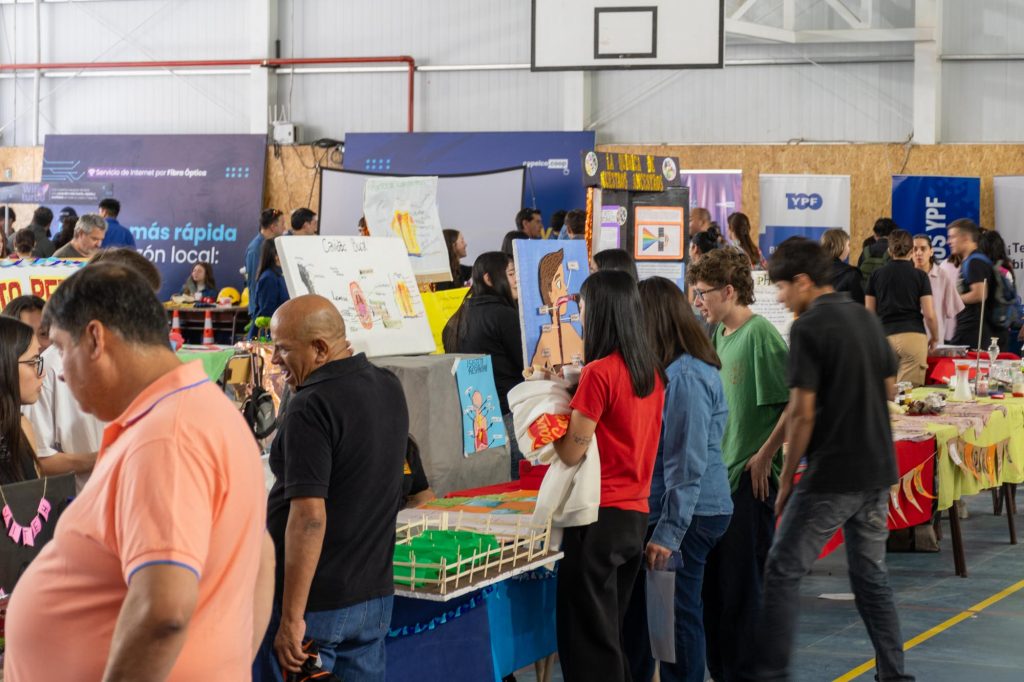 14-11- Pza. Huincul _ EXPO TECNICA_ EPET N ° 10 (38)