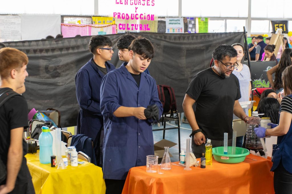 14-11- Pza. Huincul _ EXPO TECNICA_ EPET N ° 10 (39)