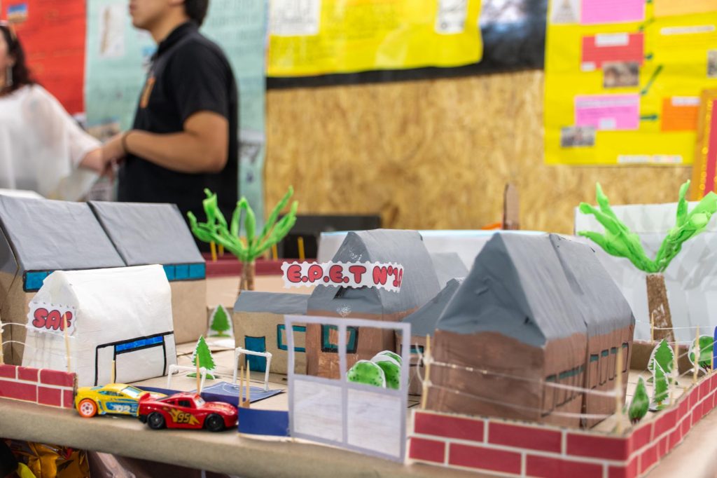 14-11- Pza. Huincul _ EXPO TECNICA_ EPET N ° 10 (41)