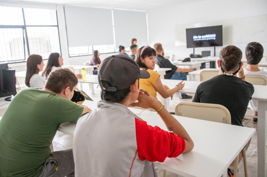 09-12_ Act. en FAI Facultad de Informatica con estudiantes de laEIAJD N° 2- CPEM 71 y ISFD 6 app web y movil sobre lengua de señas (1)