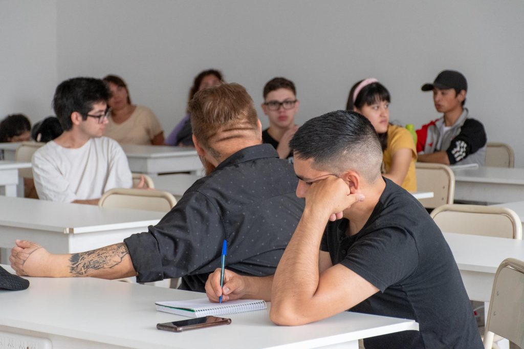 09-12_ Act. en FAI Facultad de Informatica con estudiantes de laEIAJD N° 2- CPEM 71 y ISFD 6 app web y movil sobre lengua de señas (4)