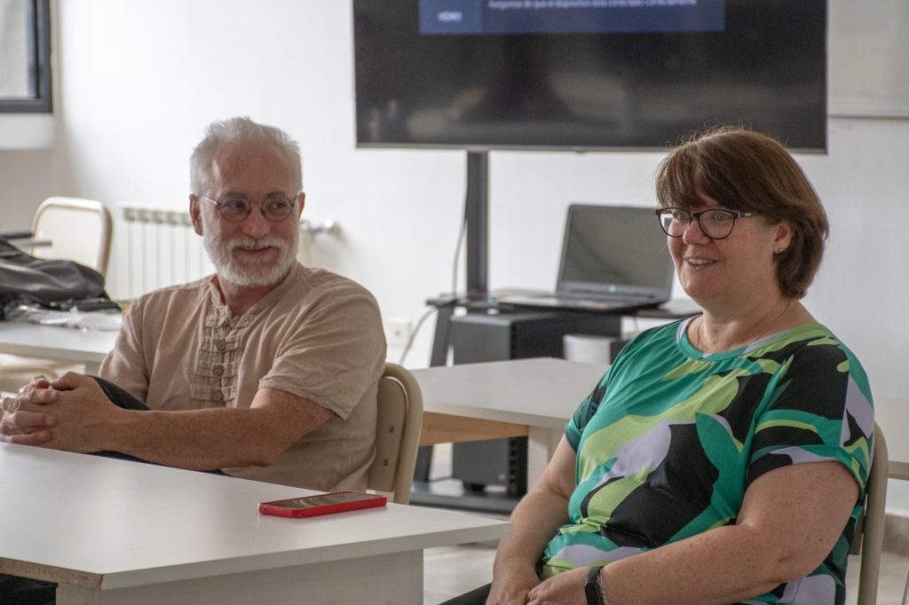 09-12_ Act. en FAI Facultad de Informatica con estudiantes de laEIAJD N° 2- CPEM 71 y ISFD 6 app web y movil sobre lengua de señas (5)