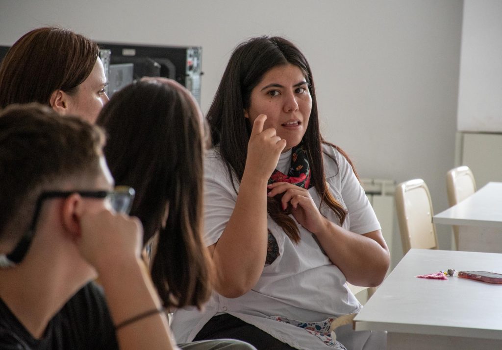 09-12_ Act. en FAI Facultad de Informatica con estudiantes de laEIAJD N° 2- CPEM 71 y ISFD 6 app web y movil sobre lengua de señas (6)
