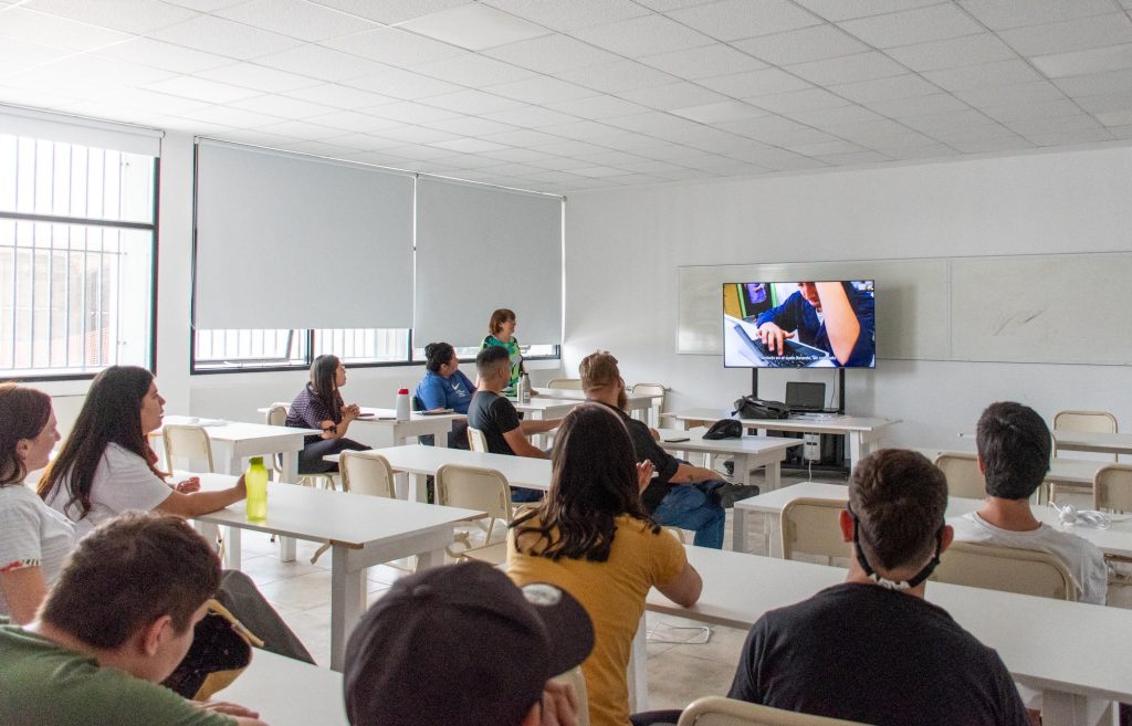 09-12_ Act. en FAI Facultad de Informatica con estudiantes de laEIAJD N° 2- CPEM 71 y ISFD 6 app web y movil sobre lengua de señas (9)