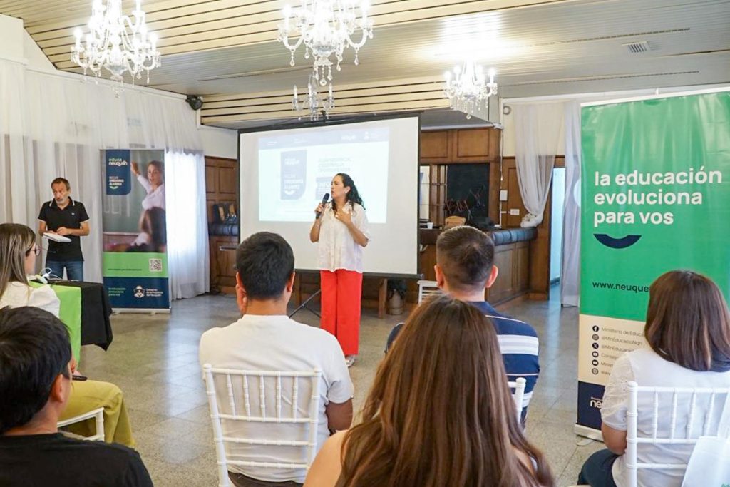 15-12- Zapala_ Encuentro referentes municipales becas Min. Sole Martinez -Amalin Temi (1)