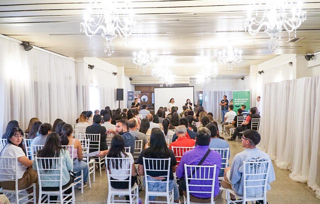 15-12- Zapala_ Encuentro referentes municipales becas Min. Sole Martinez -Amalin Temi (3)