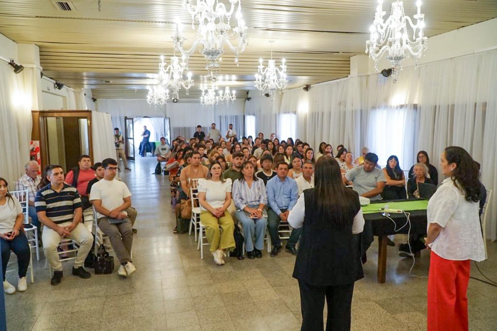 15-12- Zapala_ Encuentro referentes municipales becas Min. Sole Martinez -Amalin Temi (5)