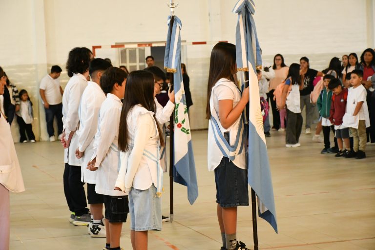 Acto Inicio ciclo lectivo Escuela 60 - Plottier. Con Glenda Temi-38