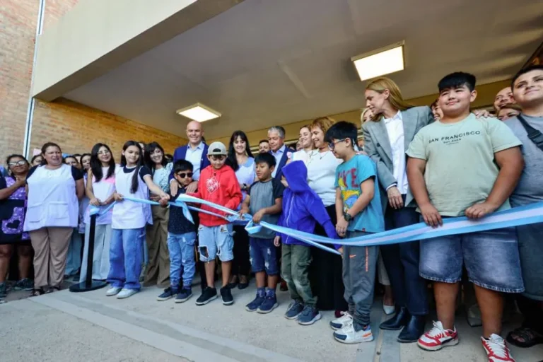 Figueroa inauguró el nuevo edificio de la Escuela Primaria N° 360 en Centenario 1